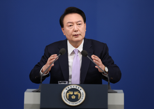 윤석열 대통령이 7일 오전 서울 용산 대통령실 청사 브리핑실에서 '대국민담화 및 기자회견'을 하고 있다. [연합뉴스 제공]